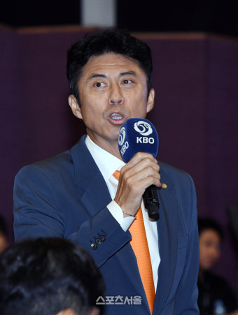 [포토]한화 손혁 단장, 황준서를 지명합니다!