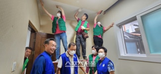 원주시 명륜1동 새마을회, ‘사랑의 집 고쳐주기’ 봉사활동 실시