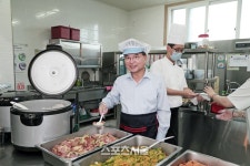 [포토]육동한 춘천시장, 장애인근로사업장 현장방문 및 배식봉사