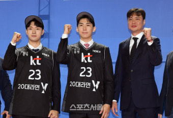 [포토]KT 소닉붐 송영진 감독, 지명 선수들과!