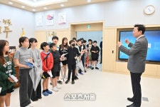 [포토]원강수 원주시장, 단계초등학교 6학년생들과 즐거운 시청 견학