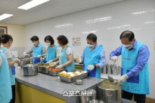 [포토]김진태 강원특별자치도지사와 이병선 속초시장, 어르신들 급식봉사·종사자 위문