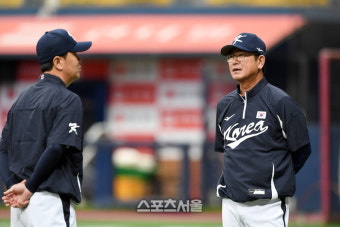 [포토]류지현 코치와 이야기를 나누는 류중일 감독