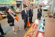 [포토]정광열 강원특별자치도 경제부지사, 양구군 2023년 추석 맞이 전통시장 장보기 행사 참석