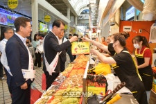 [포토]김명선 강원특별자치도 행정부지사, 속초관광수산시장 ‘추석 맞이 전통시장 장보기’ 행사