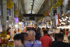 [포토]김명선 강원특별자치도 행정부지사, 속초관광수산시장 ‘추석 맞이 전통시장 장보기’ 행사