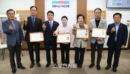 권혁열 강원특별자치도의회 의장, 한중경제문화교육협회에 감사패 전달