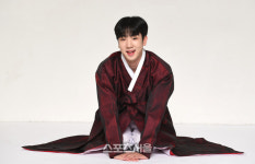 ‘민요 신동’→‘트롯 밀크남’까지…최수호 “母가 만든 한복, 정성과 사랑 담긴 덕”[한복인터뷰]