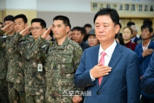 [포토]화천군청, 10월 월례조회 및 지역사회발전 유공자 표창장 수여식