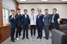 [포토]이병선 속초시장, 항저우 아시안게임 남자 계주 400m 동메달 획득...시청 소속 박원진 선수 격려