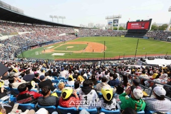 ‘정규시즌 우승 축배 들자!’ LG팬 잠실구장 집결, 경기 한 시간 전 매진[SS잠실in]