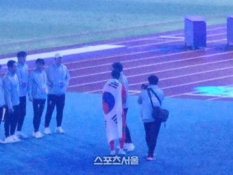 금메달에 ‘눈물’ 보인 백승호, 주장 ‘부담’ 내려놓고 황선홍 감독과 진한 ‘포옹’으로 해피엔딩[SS항저우in]
