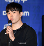 [포토]시즌 시작 소감 우리카드 김지한 ‘V-리그 미디어데이’