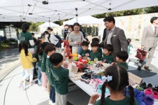 [포토]김진태 강원특별자치도지사, 반비어린이집 바자회 참석