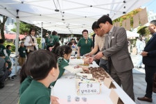 [포토]김진태 강원특별자치도지사, 반비어린이집 바자회 참석