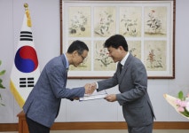 [포토]김진태 강원특별자치도지사, 권오선 신임 삼척의료원장 임명장 수여