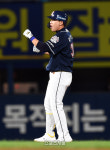 [포토]두산 김인태, NC 태너 상대 1타점 2루타
