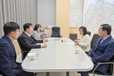 [포토]원강수 원주시장, 남강연 원주 어리랑보존회 회장 접견
