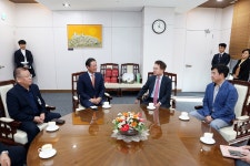 [포토]신영재 홍천군수,  춘천시와 ‘바이오산업 생태계 조성을 위한 공동협력 업무 협약식’ 참석