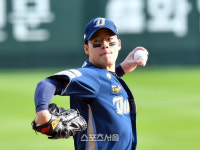 [포토]‘6회말 신민혁 이어 등판한 김영규