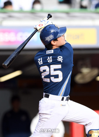[포토]NC 김성욱, 호투하던 SSG 엘리아스 상대 선제 2점포