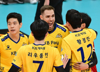 ‘범실 최소화’ 오기노 감독의 주문 통했다…OK금융그룹, KB손해보험 잡고 개막 2연승[현장리뷰]