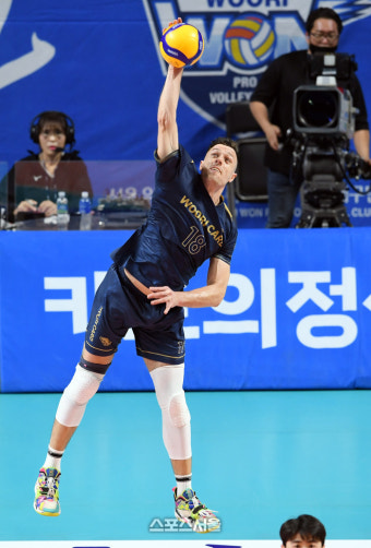 [포토]서브 에이스 노리는 우리카드 마테이