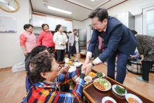 [포토]원강수 원주시장, 궁촌1리 경로당 오찬 간담회 참석