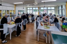 철원군 김화초등학교, 학부모와 학생이 함께 하는 김장김치 나눔 봉사활동
