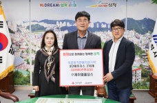 [포토](주)제이엘홀딩스, 삼척시에 이웃돕기 물품 매트리스 278개 (3,600만원상당) 기탁