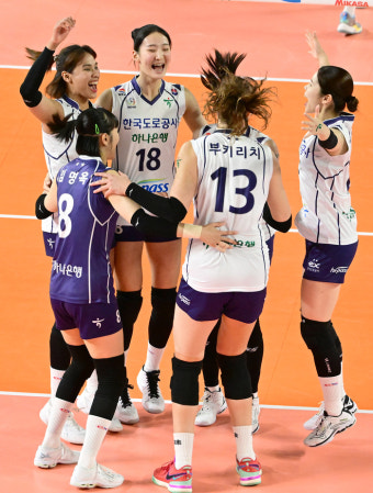 부키리치 31점 ‘하드캐리’ 도로공사, ‘메가X지아’ 버틴 정관장 3-0 완파→감격의 ‘시즌 첫승’[현장리뷰]