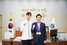 [포토]원강수 원주시장, 박우혁 항저우 아시안게임 태권도 금메달리스트 접견