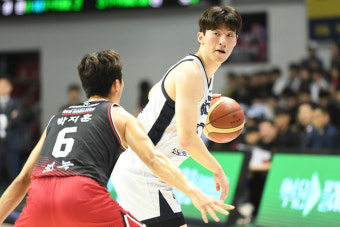 이정현+데이비스 33점 합작, 소노 정관장 제압