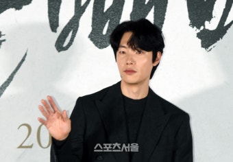 ‘혜리’ 류준열, 못하는 게 뭐야? ‘류 작가’의 사진전 ‘A Wind Runs Through It and Other Stories’