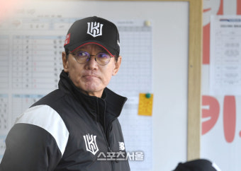 [포토] 이강철 감독 '오늘은 이겨야 해'