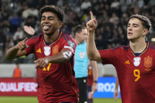 16세 ‘원더키드’ 라민 야말, A매치 2번째 골 터졌다...스페인 3-1 승리 [유로 2024 예선]