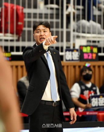 [포토] 송영진 감독 '빨리 들어가'