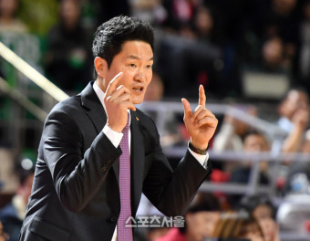 [포토] '놓치면 안돼!' 전희철 감독