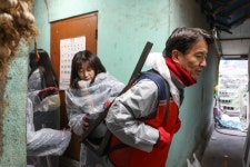 [포토]김진태 강원특별자치도지사, 도청 가족봉사단 ‘사랑의 연탄나눔 자원봉사’ 참여