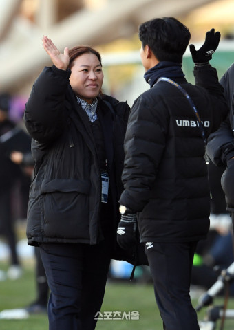 [포토]승리의 하이파이브를 나누는 현대제철 김은숙 감독