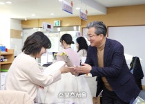 [포토] 대전 유성구, 민원의 날 맞아 정용래 구청장 감사 마음 전달