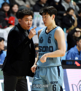 [포토] 이정현에 작전지시하는 김상식 감독