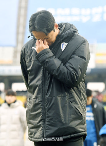 [포토]2부 강등 수원 삼성 염기훈 감독대행, 눈물이...