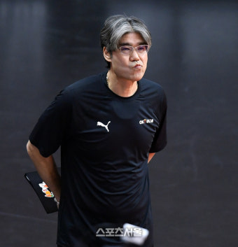 [포토]'1세트는 좀 안풀리네' 오기노 감독