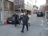 육동한 춘천시장, 4일 ‘어르신 안부 묻는’ 우유배달!