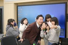 [포토]원강수 원주시장, 무실초등학교 어린이 견학 맞아