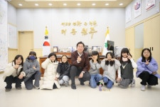 [포토]원강수 원주시장, 무실초등학교 어린이 견학 맞아