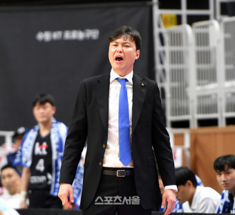 [포토]'좀 더.....' 송영진 감독