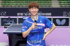 첫 우승은 짜릿했네!...17세 오준성-귀화선수 김하영, 종합탁구선수권 남녀단식 제패
