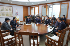 [포토]강원특별자치도, KT&G 강원본부와 ‘사랑의 연탄 나눔’ 성금 1,800만원 기부